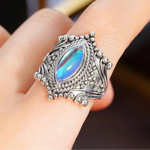 Silver Tone mood ring moonstone
Victoria style Size 7 - Picture 2 of 4